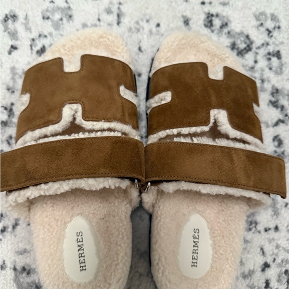 Hermes Shoes - New Hermès Chypre Shearling Sandals - brun fumé/écru Size 40
Leather & Shearling